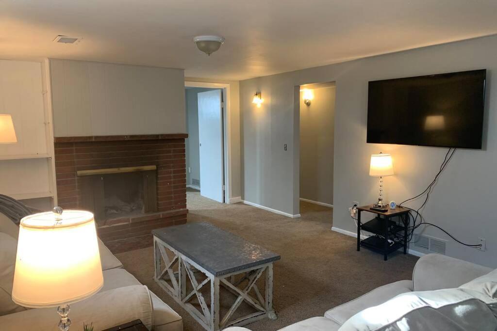 3 King Beds + Bunk Beds On Broadway Littleton Exterior photo